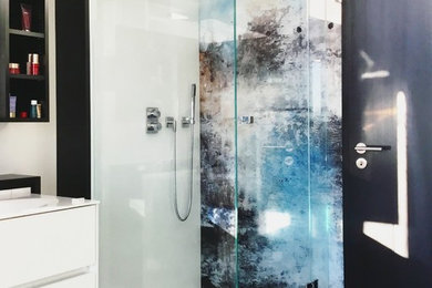 Mittelgroßes Modernes Duschbad mit flächenbündigen Schrankfronten, weißen Schränken, Eckdusche, integriertem Waschbecken, grauem Boden und Falttür-Duschabtrennung in Hannover