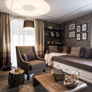 Inspiration för moderna vardagsrum, med bruna väggar, mörkt trägolv och brunt golv