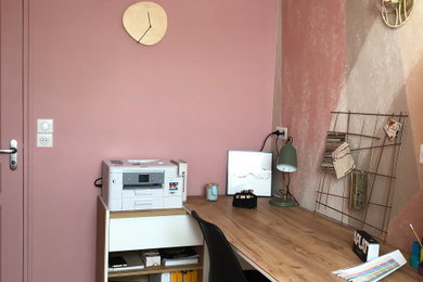 Cette image montre un bureau avec un mur rose, parquet clair et du papier peint.