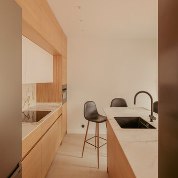 La cocina, vista frontal desde uno de los accesos.