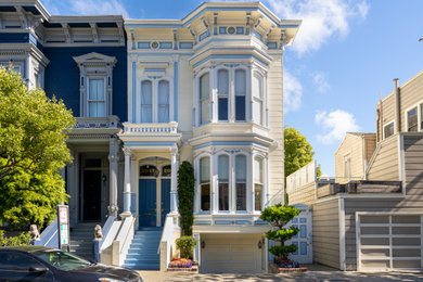サンフランシスコにある巨大なヴィクトリアン調のおしゃれな家の外観 (黄色い外壁) の写真