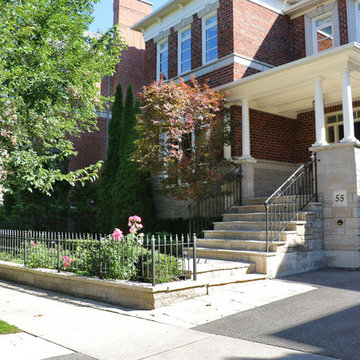 North Rosedale Frontyard of a Townhouse