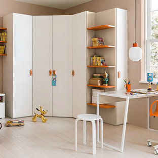Idéer för ett modernt könsneutralt barnrum kombinerat med skrivbord och för 4-10-åringar, med beige väggar och ljust trägolv