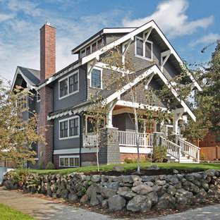 Inspiration för ett mellanstort amerikanskt grått hus, med tre eller fler plan, sadeltak och tak i shingel