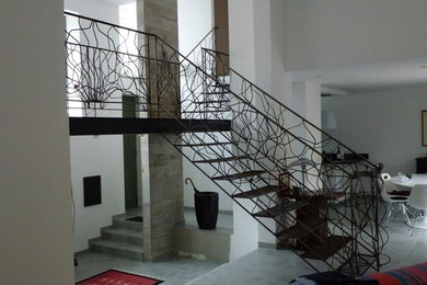 Idées déco pour un grand escalier contemporain en L avec des marches en métal et des contremarches en métal.