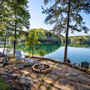 Imagen de jardín rústico, en ladera, con muro de contención, exposición parcial al sol y adoquines de piedra natural