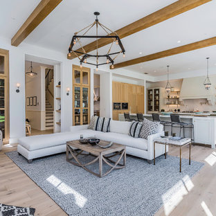 Idéer för stora funkis allrum med öppen planlösning, med ljust trägolv, beiget golv, ett finrum, vita väggar, en standard öppen spis och en spiselkrans i betong