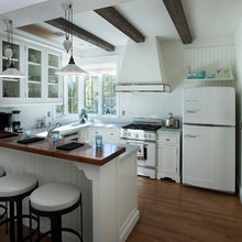 cottage peninsula kitchen