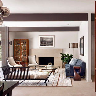 Modern inredning av ett mellanstort allrum med öppen planlösning, med vita väggar, kalkstensgolv, en standard öppen spis, ett finrum, en spiselkrans i trä och brunt golv