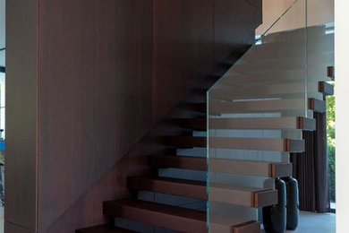 Schwebende Moderne Treppe mit Holzwänden in Sonstige