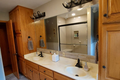 他の地域にある低価格の小さなトラディショナルスタイルのおしゃれな浴室 (中間色木目調キャビネット、白いタイル、石タイル、オーバーカウンターシンク、グレーの床、白い洗面カウンター、シャワーベンチ、洗面台2つ、造り付け洗面台) の写真