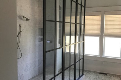 Modelo de cuarto de baño principal de estilo americano grande con ducha a ras de suelo y ducha abierta