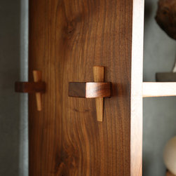 Walnut &Eacute;tag&egrave;re Wedge Peg Tenon Detail - Furniture