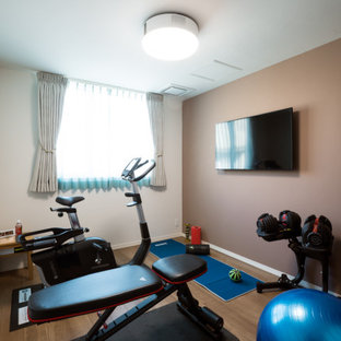 東京23区の中サイズの北欧スタイルのおしゃれなトレーニングルーム (ベージュの壁、合板フローリング、ベージュの床) の写真