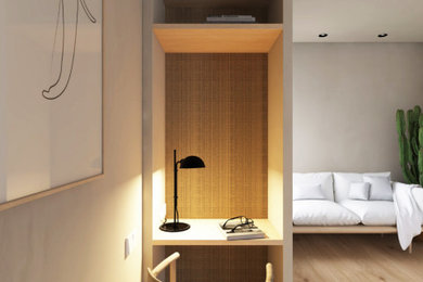 Diseño de despacho mediterráneo pequeño con biblioteca, paredes beige, suelo de madera en tonos medios, escritorio empotrado y suelo marrón
