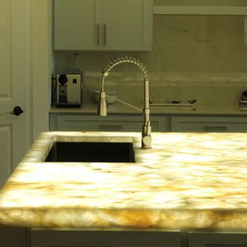 Kitchen island lit Onyx Countertop