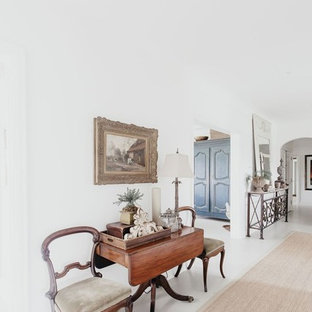 Idéer för en mellanstor klassisk hall, med vita väggar och betonggolv