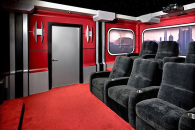 Imagen de cine en casa cerrado clásico renovado de tamaño medio con paredes rojas, moqueta, pantalla de proyección y suelo rojo