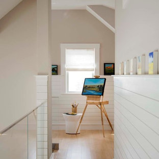 Inspiration för en maritim hall, med beige väggar och ljust trägolv