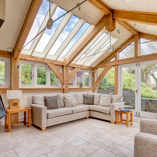 Landhausstil Wohnen mit Hängekamin Ideen, Design & Bilder