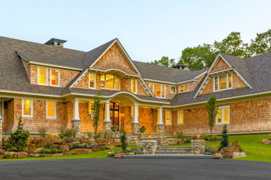 Diseño de fachada de casa gris de estilo americano extra grande de dos plantas con revestimiento de madera, tejado de teja de madera y teja