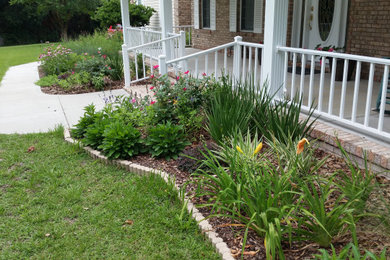 Photo of a traditional landscaping in Miami.