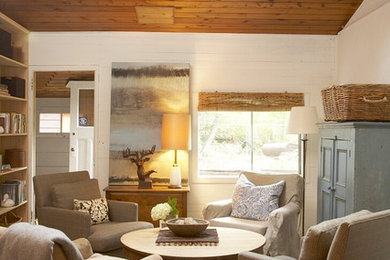 Beach style living room photo in Toronto