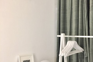 Cette image montre un dressing et rangement design.