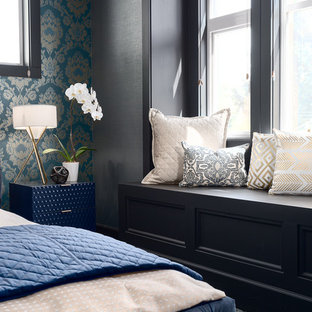 Mittelgroßes Klassisches Hauptschlafzimmer mit brauner Wandfarbe, Teppichboden und türkisem Boden in Vancouver