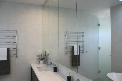 This is an example of a modern bathroom in Melbourne.