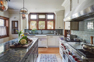 Kitchen - country kitchen idea in Milwaukee