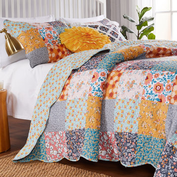 Barefoot Bungalow Carlie Quilt and Pillow Sham Set - Calico Full/Queen