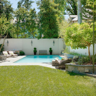 Großer Mediterraner Whirlpool hinter dem Haus in rechteckiger Form mit Natursteinplatten in Washington, D.C.