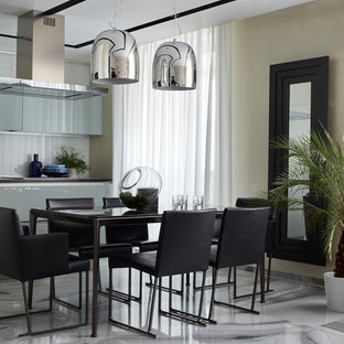 На фото: гостиные-столовые в современном стиле с бежевыми стенами и серым полом