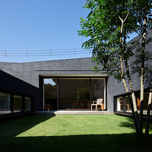 東京23区の中サイズのモダンスタイルのおしゃれな中庭のテラス (日よけなし) の写真