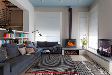 Ispirazione per un soggiorno minimalista con parquet chiaro e cornice del camino in metallo