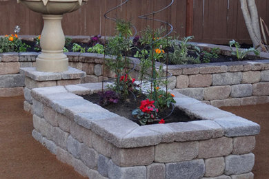 Inspiration for a traditional landscaping in Sacramento.