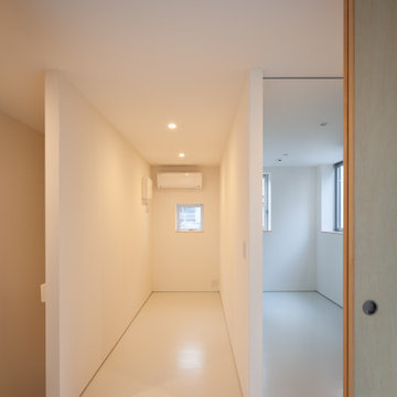 隣地境界線から10センチ離れた位置に立つ4階建ての重層長屋
