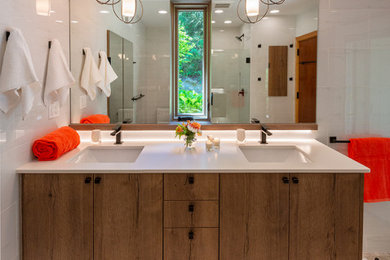 Example of a minimalist bathroom design in New York