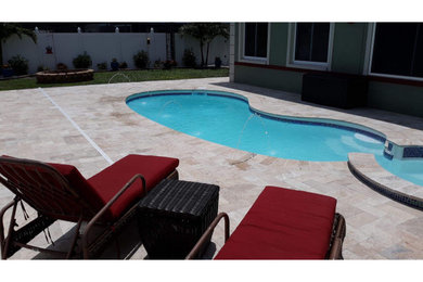 Hot tub - mid-sized contemporary backyard brick and kidney-shaped hot tub idea in Tampa