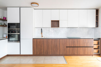 Modelo de cocinas en L blanca y madera minimalista de tamaño medio abierta con fregadero integrado, salpicadero blanco y encimeras blancas