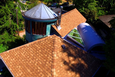 Imagen de fachada de casa de dos plantas con tejado a dos aguas y tejado de teja de madera