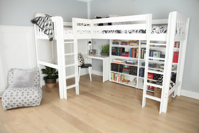 Foto de dormitorio infantil moderno pequeño con paredes grises y suelo de madera clara