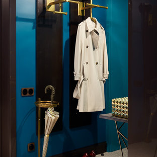 Ispirazione per un ingresso o corridoio moderno con pareti blu, pavimento alla veneziana e pavimento grigio