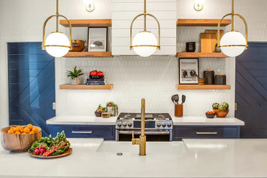 オースティンにある高級な広い北欧スタイルのおしゃれなキッチン (エプロンフロントシンク、シェーカースタイル扉のキャビネット、黒いキャビネット、クオーツストーンカウンター、白いキッチンパネル、磁器タイルのキッチンパネル、シルバーの調理設備、淡色無垢フローリング、ベージュの床、白いキッチンカウンター) の写真