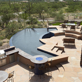 フェニックスのサンタフェスタイルのおしゃれなプールの写真