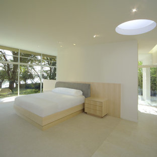 Свежая идея для дизайна: большая хозяйская спальня в стиле модернизм с бежевыми стенами и полом из известняка без камина - отличное фото интерьера