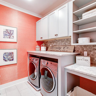 Imagen de cuarto de lavado lineal, campestre, de tamaño medio, con armarios estilo shaker, puertas de armario grises, encimera de cuarzo compacto, parades naranjas, suelo de baldosas de cerámica, lavadora y secadora juntas y suelo beige