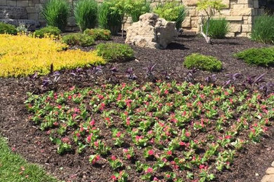Inspiration for a traditional landscaping in Kansas City.