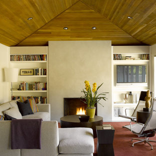 Exempel på ett mellanstort modernt vardagsrum, med beige väggar, ett finrum, en standard öppen spis, en spiselkrans i betong och grått golv